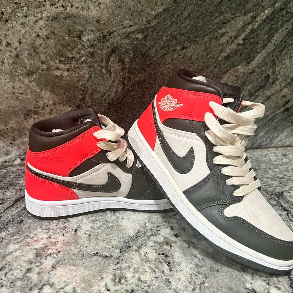 Jordan 1 Mid - Picture 2 of 6